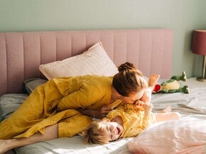 Juego entre madre e hija