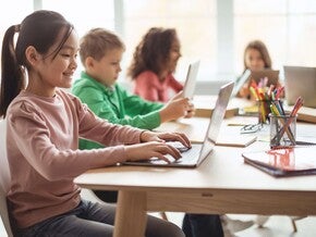 Niños utilizando laptops como parte del aprendizaje.