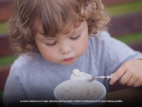 Bebe comiendo cereales