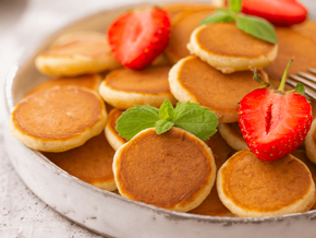 Hot cakes con fruta para el desayuno