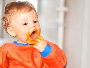 Bebé de 9 meses comiendo papilla.