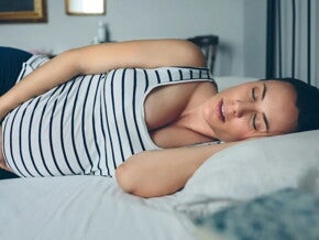 Mujer embarazada durmiendo, cómo dormir en el embarazo