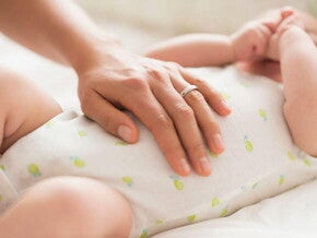 Conoce el desarrollo de un bebé de cinco meses Mamá consintiendo a su bebé de cinco meses