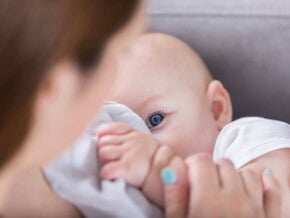 Mamá consintiendo a su bebé de cuatro meses