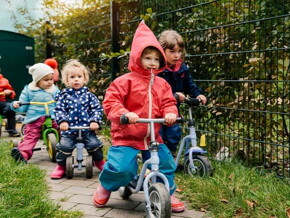 Ejercicios para niños Niños en bicicleta jugando