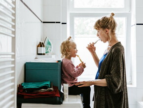 Conoce cuáles son los hábitos de higiene para niños. Mamá y niña en el baño cepillándose en el baño.