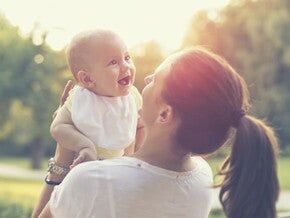 Conoce qué son los baños de sol y su importancia Mamá y bebé tomando un baño de sol