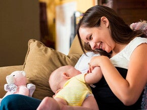 Mamá amamantando a su bebé