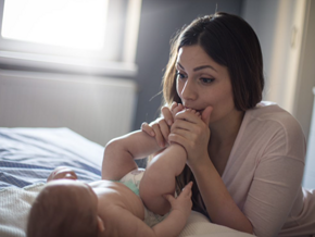 Mamá expulsando los gases de su bebé 