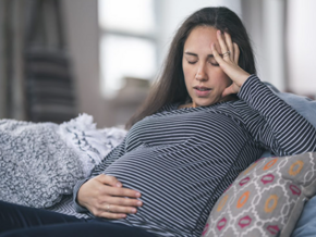 Mujer embarazada con dolor de vientre Mujer embarazada con dolor de vientre