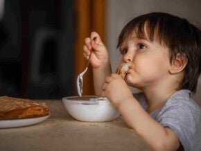 5 tips para cuidar la salud digestiva Niño comiendo