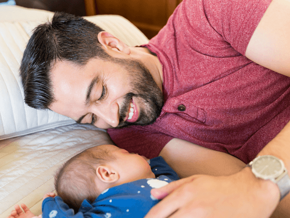 Tiempo de calidad en familia con tu bebé. Conexión entre padre e hijo.