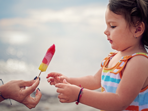Comida Premio o castigo Niña pequeña con paleta de hielo