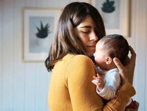 Mamá cargando a su bebé con nariz tapada y congestionada