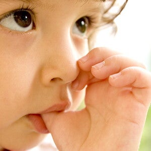 Pequeño-bebé-chupando-su-dedo Pequeño-bebé-chupando-su-dedo