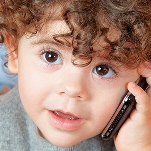 Niña-pequeña-jugando-a-hablar-por-teléfono Niña-pequeña-jugando-a-hablar-por-teléfono