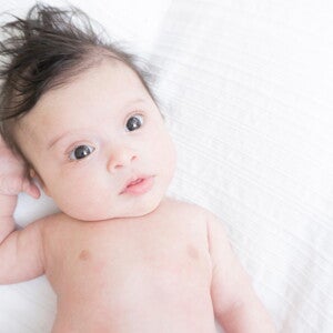 Desarrollo de mi bebé de 2 meses bebé de 2 meses descansando