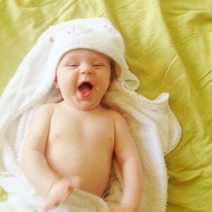 desarrollo de bebe de 3 meses Bebe de 4 meses jugando en la cama