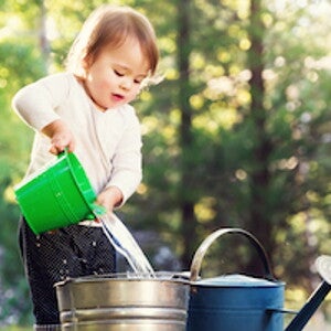 Niña pequeña juntando agua para riego consejos para cuidar el planeta