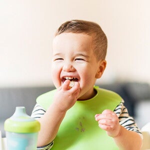 Niño-pequeño-comiendo-manzana Niño-pequeño-comiendo-manzana