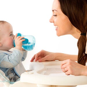 Bebé-toma-agua-en-mamila Bebé-toma-agua-en-mamila