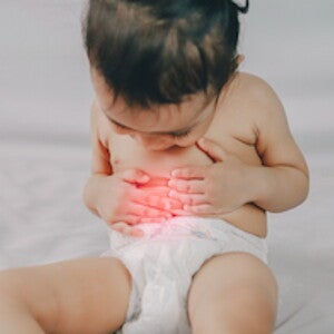 Niña pequeña con dolor de estómago Niña pequeña con dolor de estómago por síntomas de diarrea