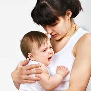 Bebé-recostado-en-el-hombro-de-su-mamá por que mi bebe vomita la leche materna