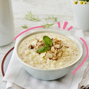 Plato hondo con budín de tapioca con almendras Plato hondo con budín de tapioca con almendras