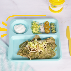 plato con chilaquiles saludables para bebé y vaso entrenador con leche nido plato con chilaquiles saludables para bebé y vaso entrenador con leche nido