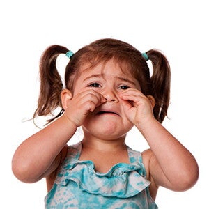 Niña-pequeña-haciendo-berrinche-en-la-mesa Niña-pequeña-haciendo-berrinche-en-la-mesa