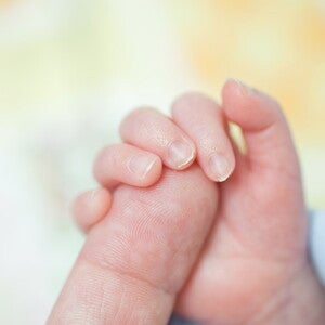 dedo-de-mamá-y-mano-de-bebé-prematuro dedo-de-mamá-y-mano-de-bebé-prematuro