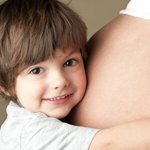 niño-pequeño-abrazando-su-madre-embarazada niño-pequeño-abrazando-su-madre-embarazada
