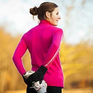 Mujer-realiza-estiramientos-antes-de-correr Mujer-realiza-estiramientos-antes-de-correr