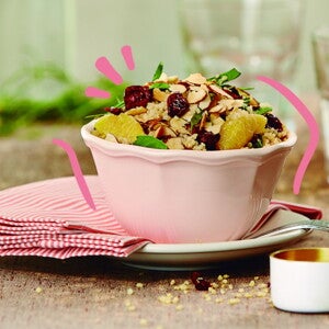 Plato con ensalada de quinoa y espinaca Quinoa y embarazo