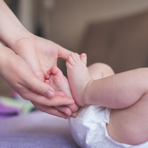 La piel de los bebés es muy delicada Madre cambiando a su bebe para evitar las rozaduras