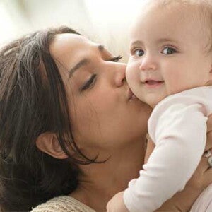 Gerber Hidratación Madre besando a su bebe hidratado con Gerber