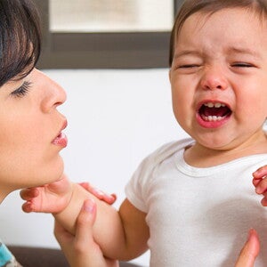 bebé-llorando-con-mamá-cerca Mi bebé de 6 meses llora mucho