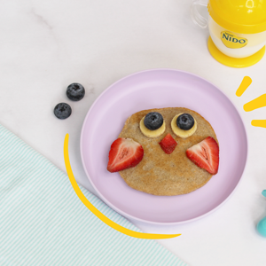 Hot cake de avena y plátano para bebe con frutas en forma de búho Hot cake de avena y plátano para bebe con frutas en forma de búho
