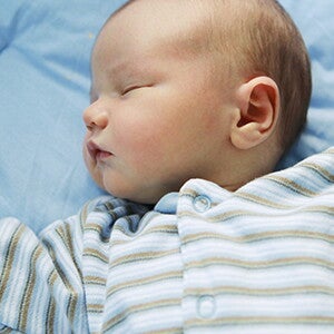 Bebé de 0 a 4 meses durmiendo en su cuna.