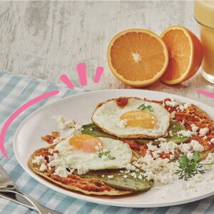 Desayuno plato con huevos cazuela y vaso con jugo de naranja 