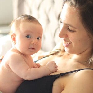 Mamá después del parto Contacto piel a piel con el bebé