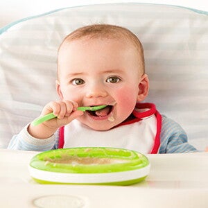 Bebe-experimentando-con-comida Bebe-experimentando-con-comida