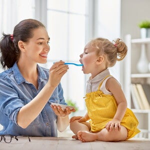 mama-alimenta-hija mama-alimenta-hija