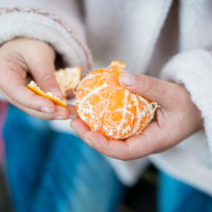 niña-comiendo-mandarina niña-comiendo-mandarina