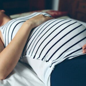 Mujer embarazada acostada embarazo de alto riesgo