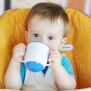 Niño con vaso entrenador Niño con vaso entrenador