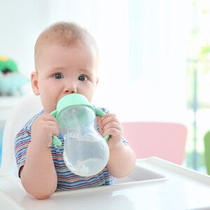 A los cuantos meses mi bebé puede tomar agua A los cuantos meses mi bebé puede tomar agua