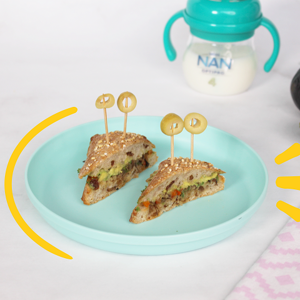 plato con 2 mini chapatas para bebé y vaso entrenador con leche nan plato con 2 mini chapatas para bebé y vaso entrenador con leche nan