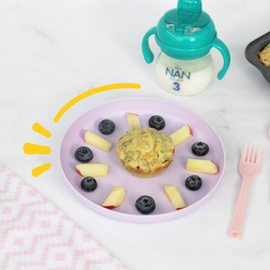 plato con muffin de espinaca y frutas vasito entrenador con leche nan 3 plato con muffin de espinaca y frutas vasito entrenador con leche nan 3