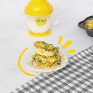 plato con muffins de huevo vaso entrenador con leche nido plato con muffins de huevo vaso entrenador con leche nido